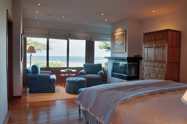 4 bedrooms, desk, iron/ironing board, WiFi