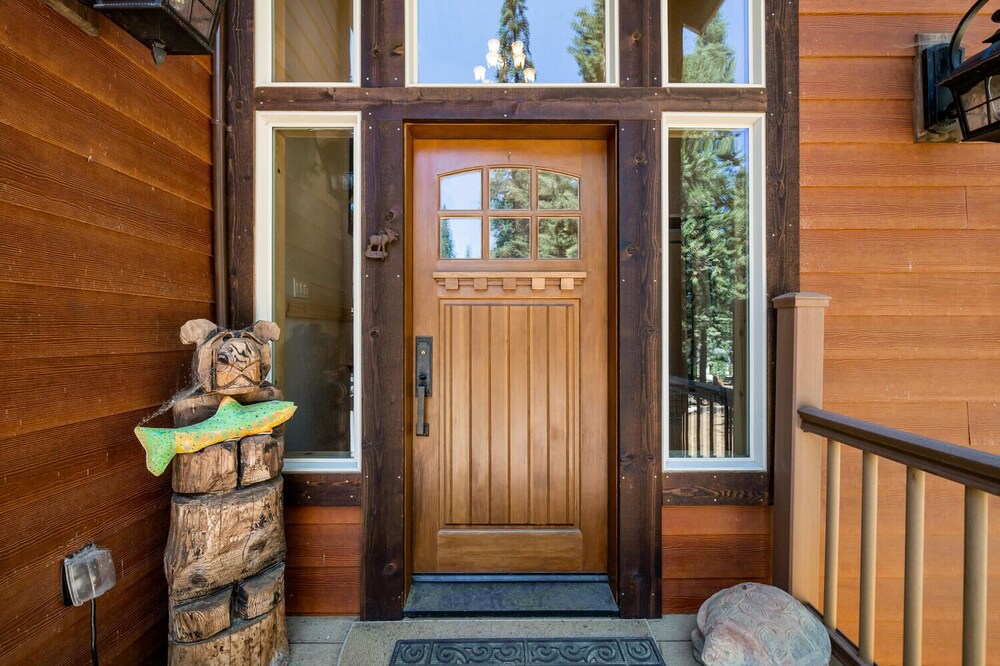 Golf Course Lake Almanor West Home w/ Hot Tub & Lake View!