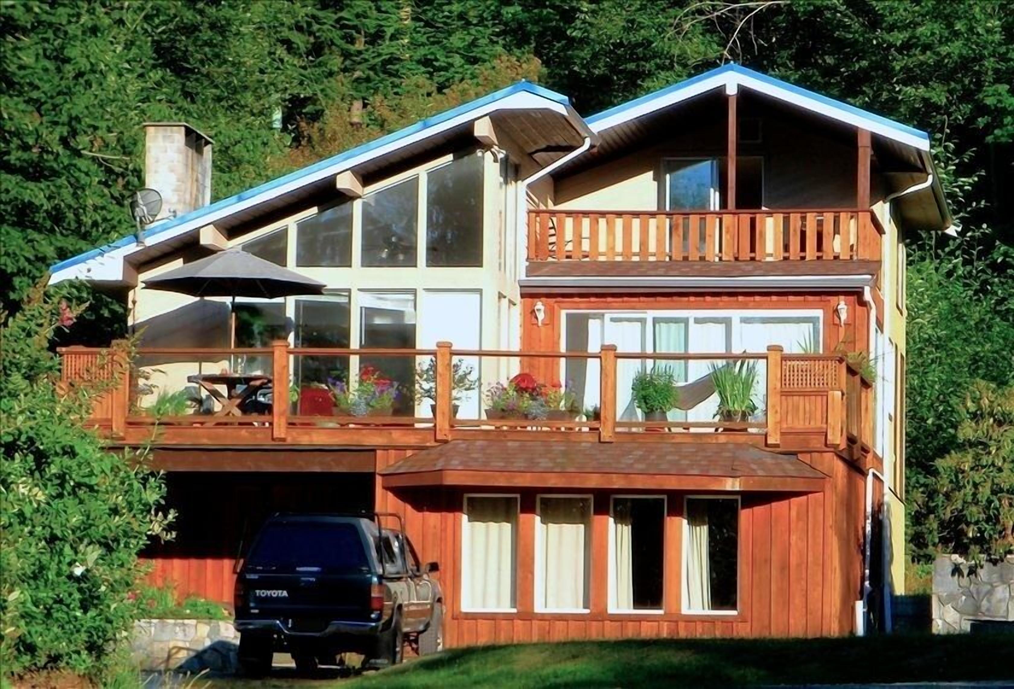 Spacious 3 BR Character Home steps from Ruby Lake with Boat Access