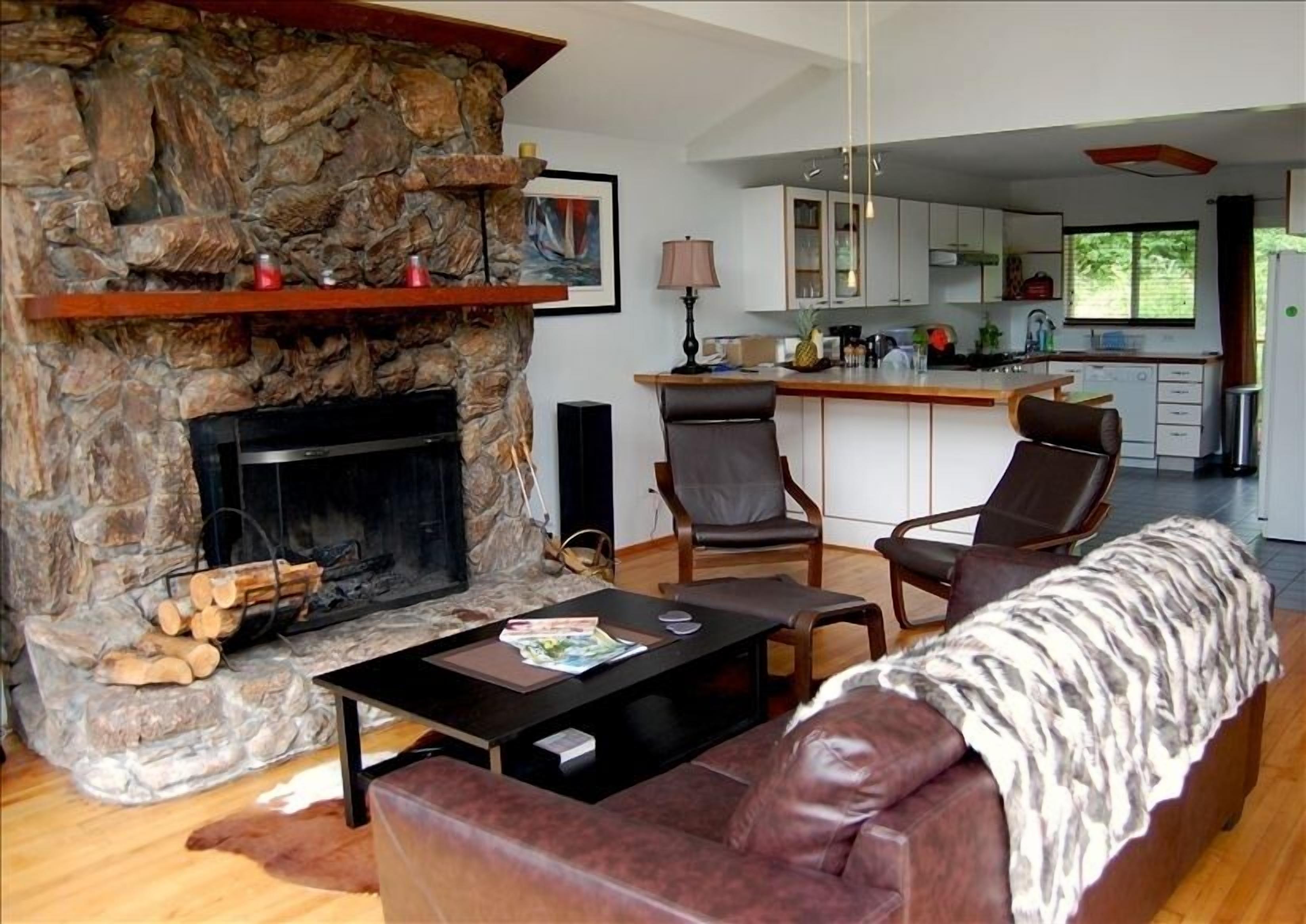 Spacious 3 BR Character Home steps from Ruby Lake with Boat Access