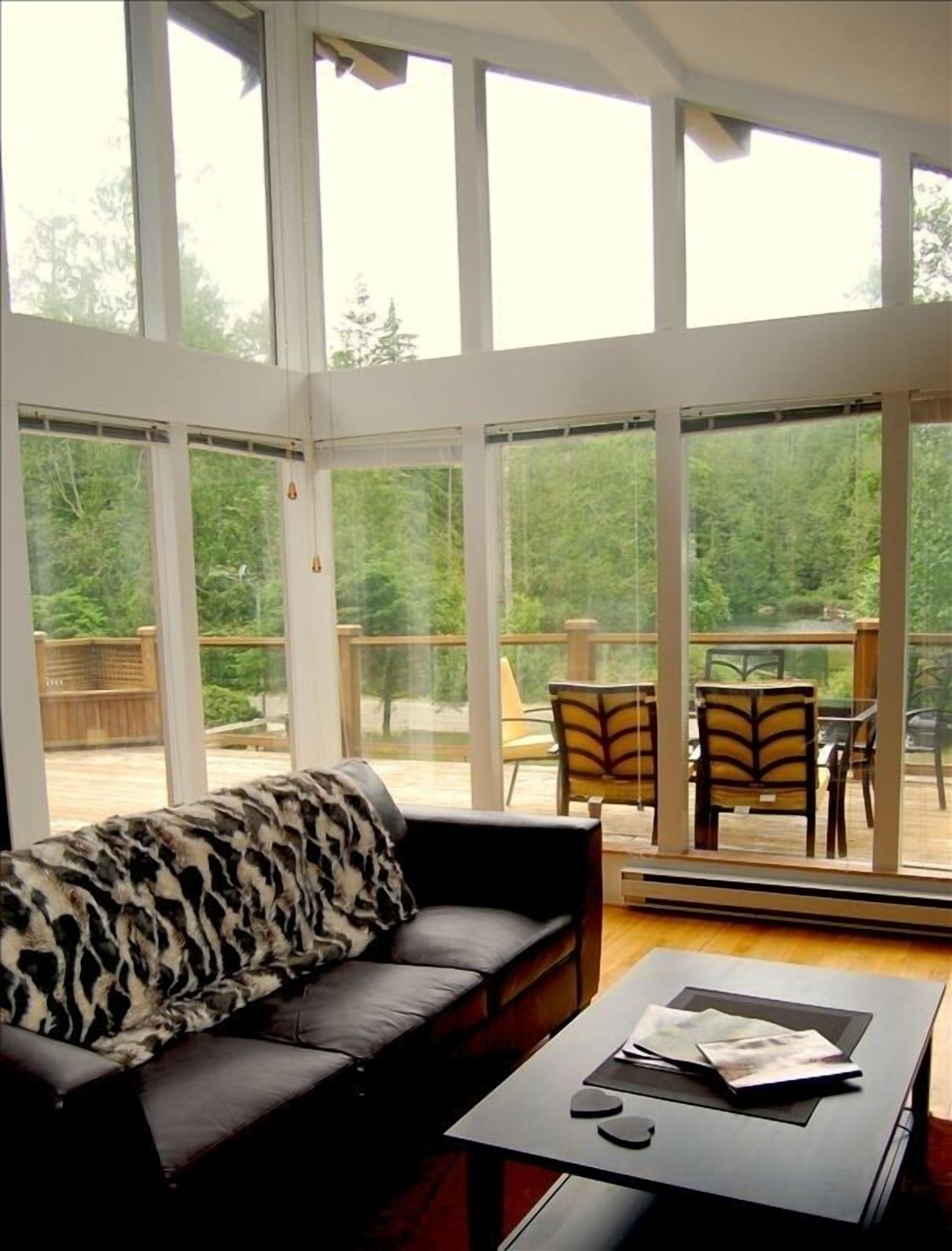 Spacious 3 BR Character Home steps from Ruby Lake with Boat Access