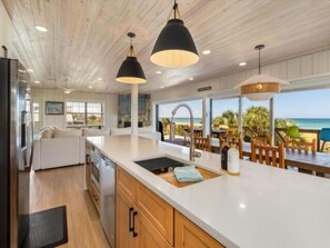 Kjøleskap, mikrobølgeovn, kokeplater og oppvaskmaskin