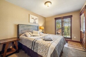 5 bedrooms, iron/ironing board, internet, bed sheets