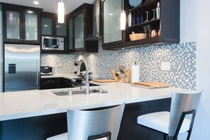 Refrigerador, microondas, horno y parrilla de estufa