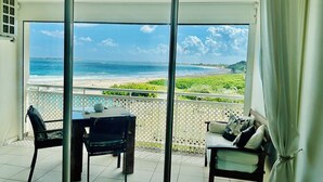 Un balcón con vista a la playa y al océano.