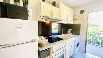 Fridge, microwave, oven, stovetop