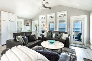 Smart TV, chimenea y videoteca