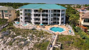 Un hôtel à plusieurs étages doté d’une piscine sur le toit et d’un espace piscine aménagé.