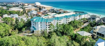 Impresionante condominio en el edificio frente a la playa con piscina y acceso a playa privada.