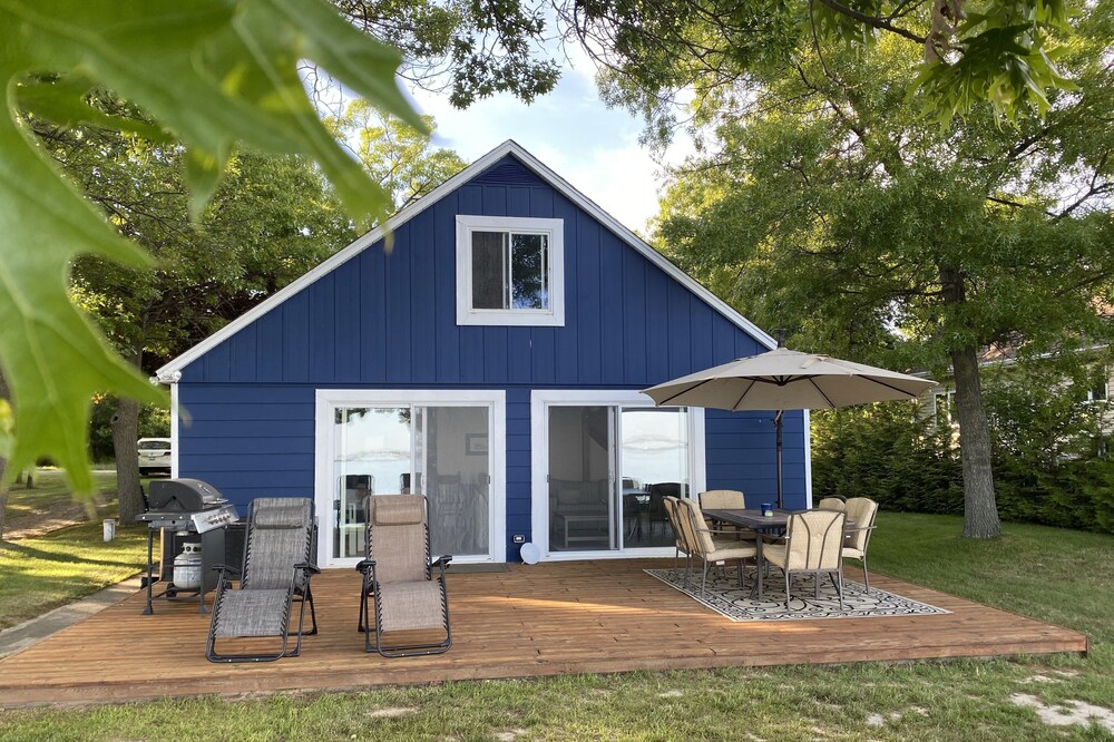 Waterfront Sand Point Cottage on Wild Fowl Bay