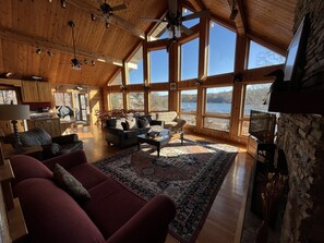 Smart TV, caminetto, lettore DVD, tavolo da calcetto