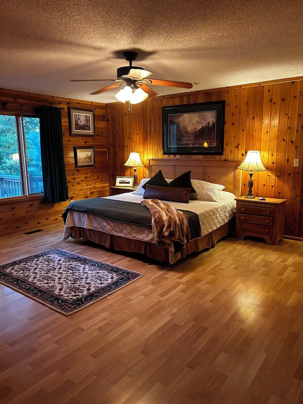 5 bedrooms, iron/ironing board, travel cot, free WiFi - Smith Lake Family Getaway - Amazing Views, Kayaks & Game Room (Houston)