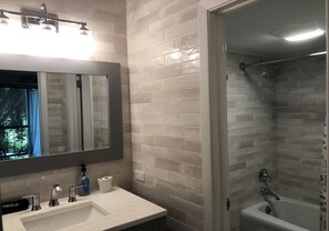 Haartrockner, Handtücher, Toilettenpapier