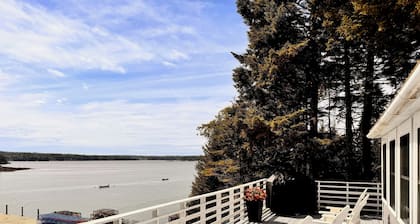 Oceanfront Retreat on Dyers Bay With Amazing Sunsets! Fishing off dock