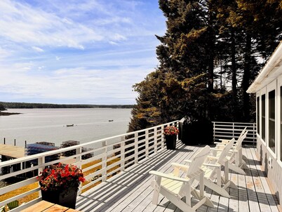 Oceanfront Retreat on Dyers Bay With Amazing Sunsets! Fishing off dock