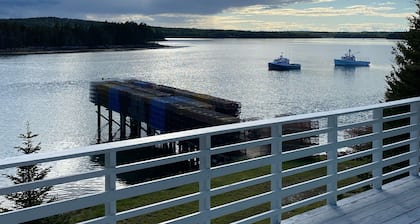 Oceanfront Retreat Dyers Bayllä upeilla auringonlaskuilla