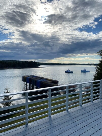 Oceanfront Retreat on Dyers Bay With Amazing Sunsets! Fishing off dock