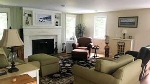 Een televisie, een open haard en een dvd-speler