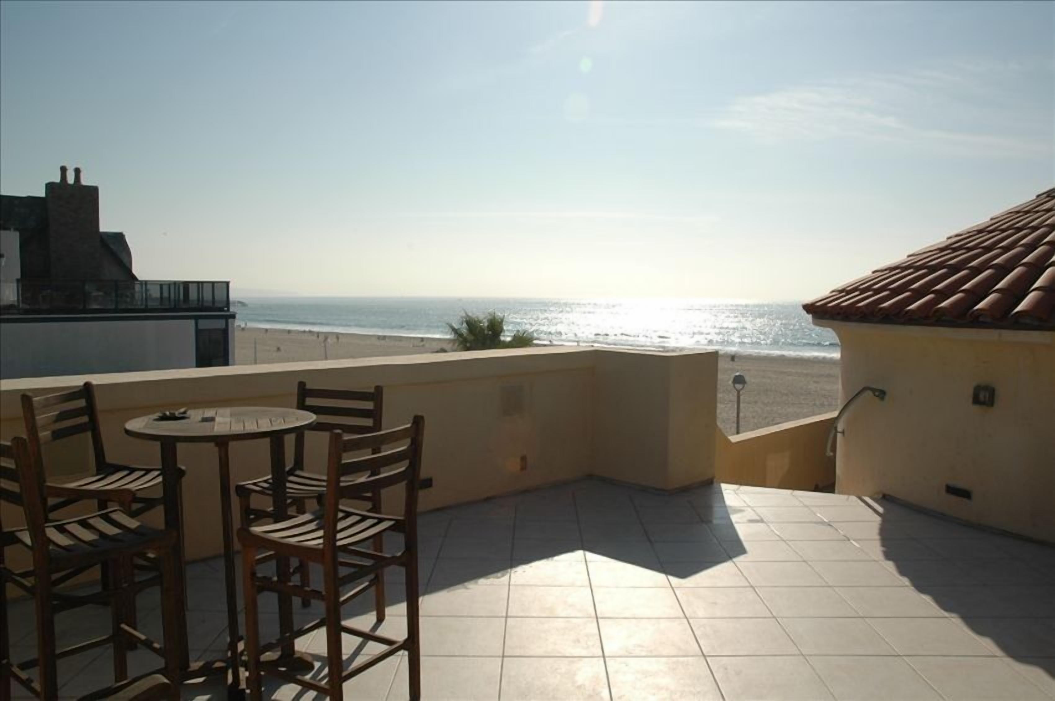 2 Bedroom Strand Townhome with A/C, Rooftop Deck and Parking. Walk to Beach Life