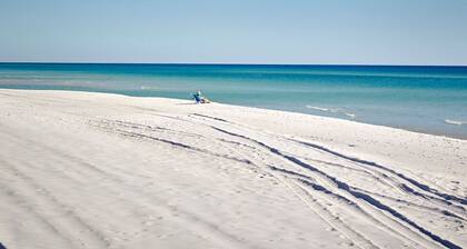 '' Island Style 'Condo lahden edessä