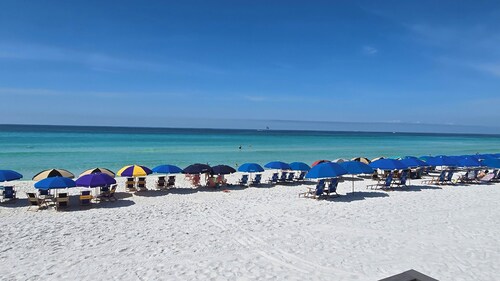 ¡El mejor frente al mar en un hermoso condominio renovado con configuración gratuita de playa y wifi!