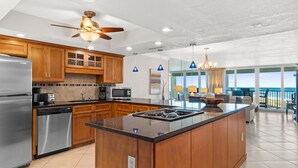 Una cucina moderna con mobili in legno, elettrodomestici in acciaio inossidabile e un'isola grande.