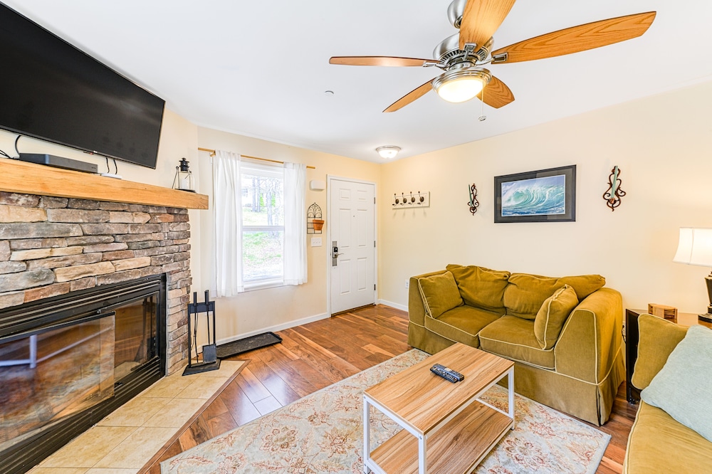Cozy cottage with fireplace & outdoor firepit - close to lake access
