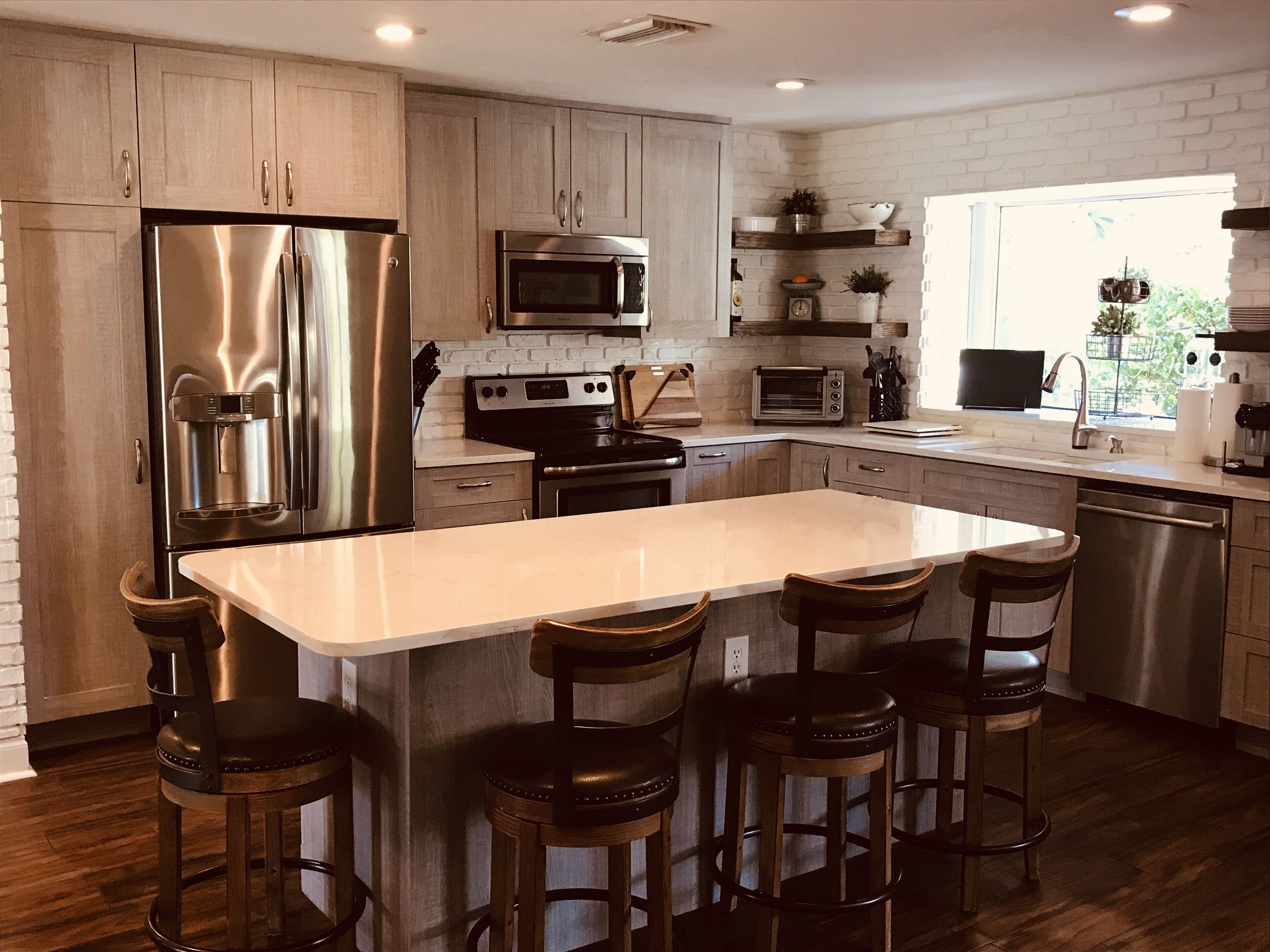 2.5 miles to Siesta Key! Rated the #1 Beach in the US!