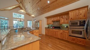A spacious kitchen with wooden cabinets, granite countertops, and stainless steel appliances. - S. Tahoe Luxury Home, 5 Minutes to Heavenly lodge (South Lake Tahoe)