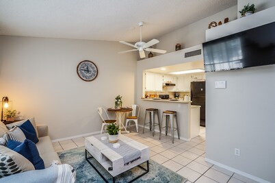 Experience Glendale near Cardinal Stadium. Quiet comfy condo with full kitchen.