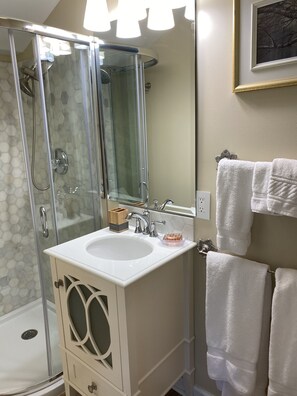 Combined shower/tub, jetted tub, hair dryer, towels - 10%off wk,Private Acre Est, Heated Pool/Spa, PickleBall, Screenporch ,near beach (Hilton Head Island)