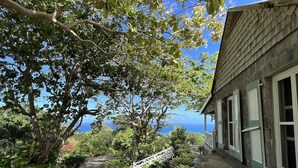 Une maison avec un jardin et une vue sur l’océan.