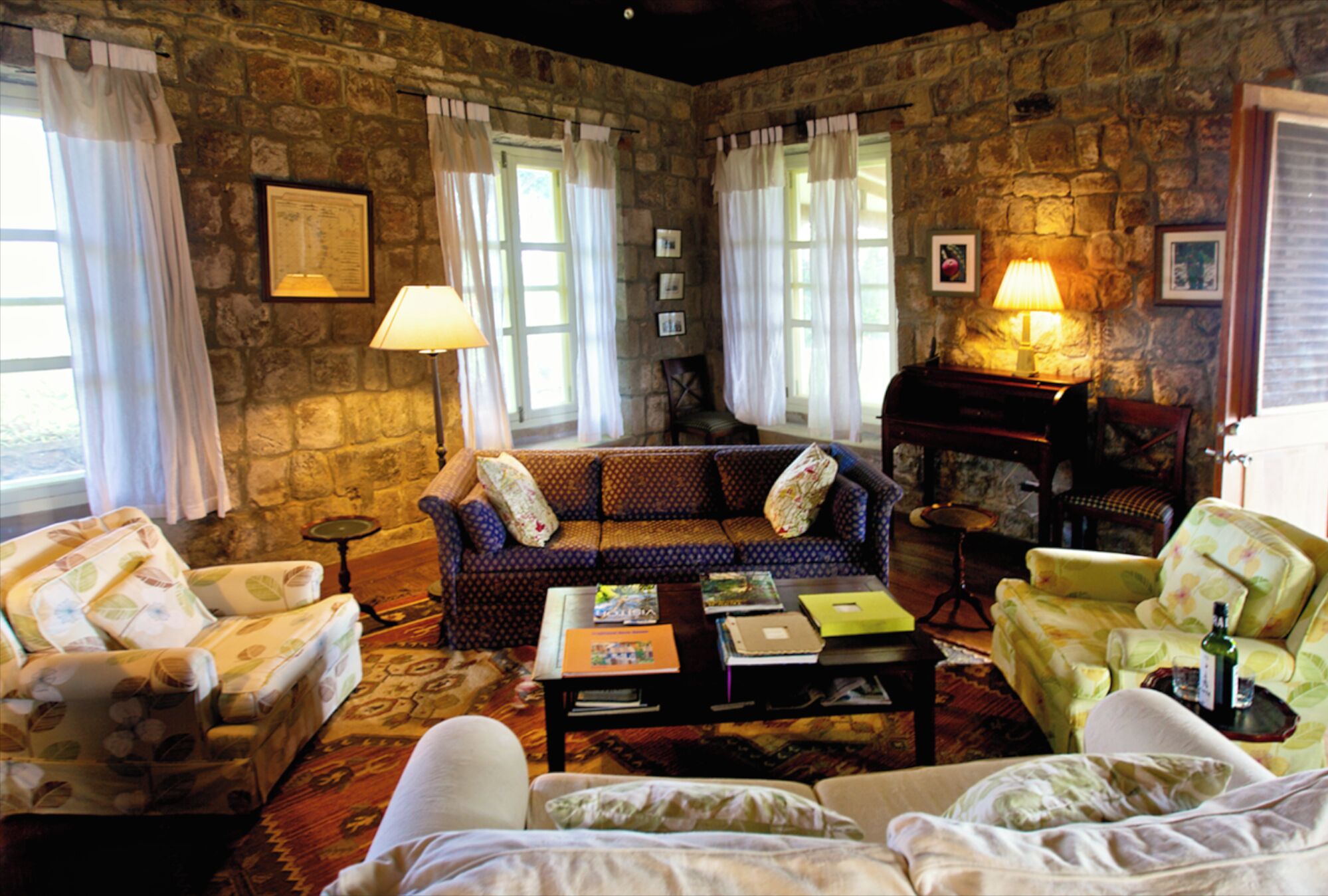 Smart-tv, dvd-afspiller, bøger, musikbibliotek