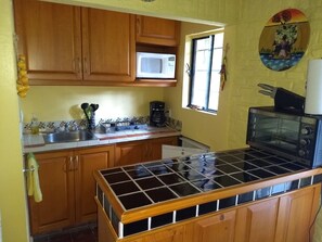 Kühlschrank, Mikrowelle, Herdplatte, Wasserkocher mit Kaffee-/Teezubehör