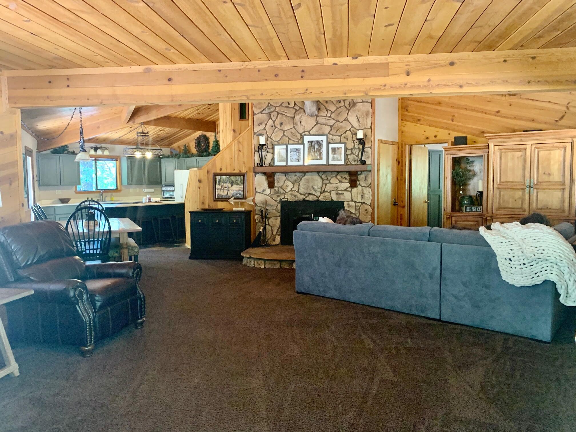 Sunflower Cabin in Gated White Mountain Summer Homes Country Club 