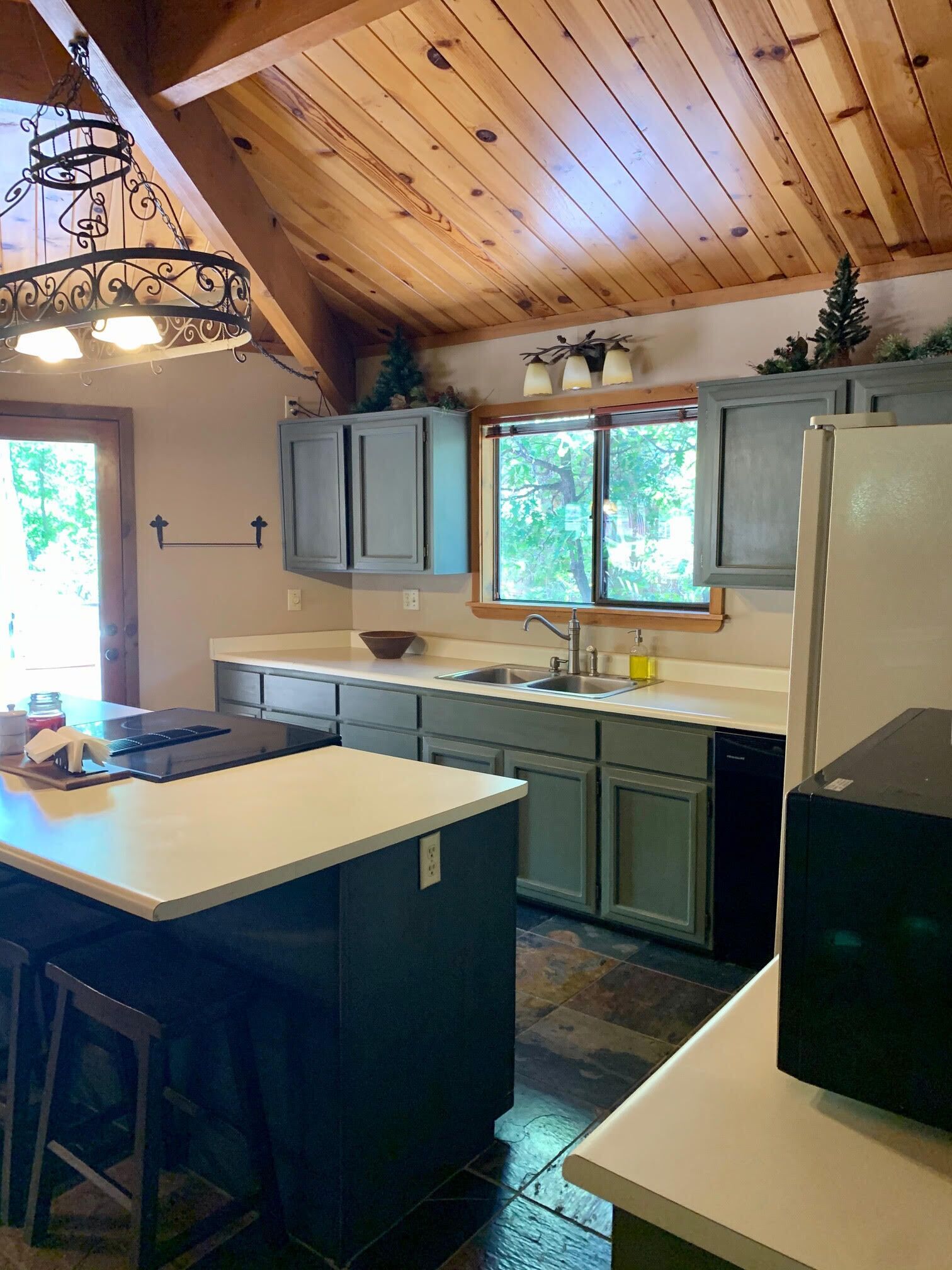 Sunflower Cabin in Gated White Mountain Summer Homes Country Club 