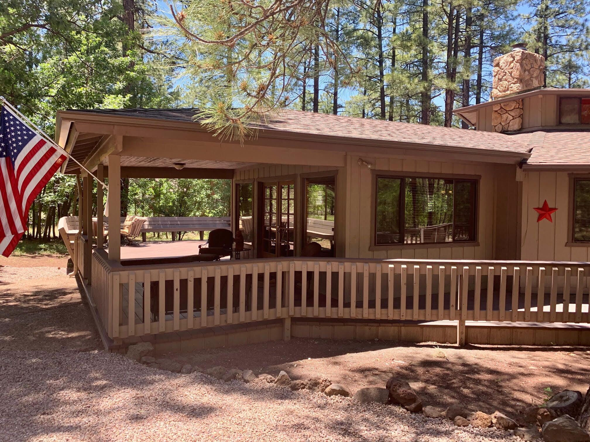 Sunflower Cabin in Gated White Mountain Summer Homes Country Club 