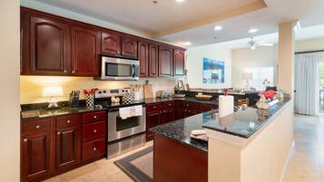 Full-sized fridge, microwave, oven, stovetop