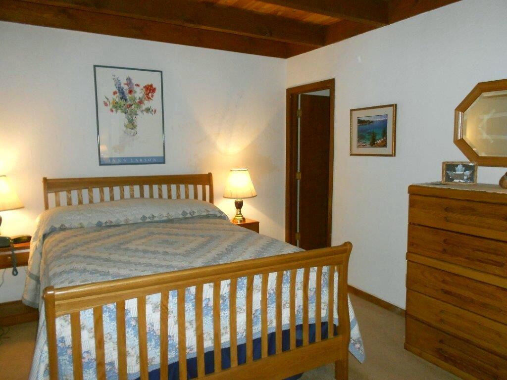 Chalet Style Cabin, 1/2 mile to Chambers Landing Beach