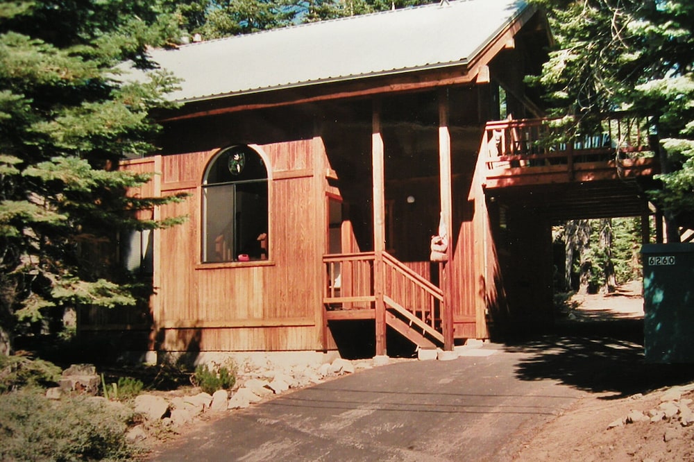 Chalet Style Cabin, 1/2 mile to Chambers Landing Beach