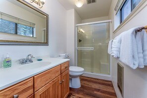 Shower, hair dryer, towels - Fiske Cabin (Yosemite)