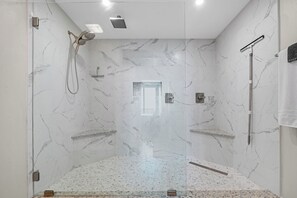 Bañera con ducha, secador de pelo, toallas, jabón