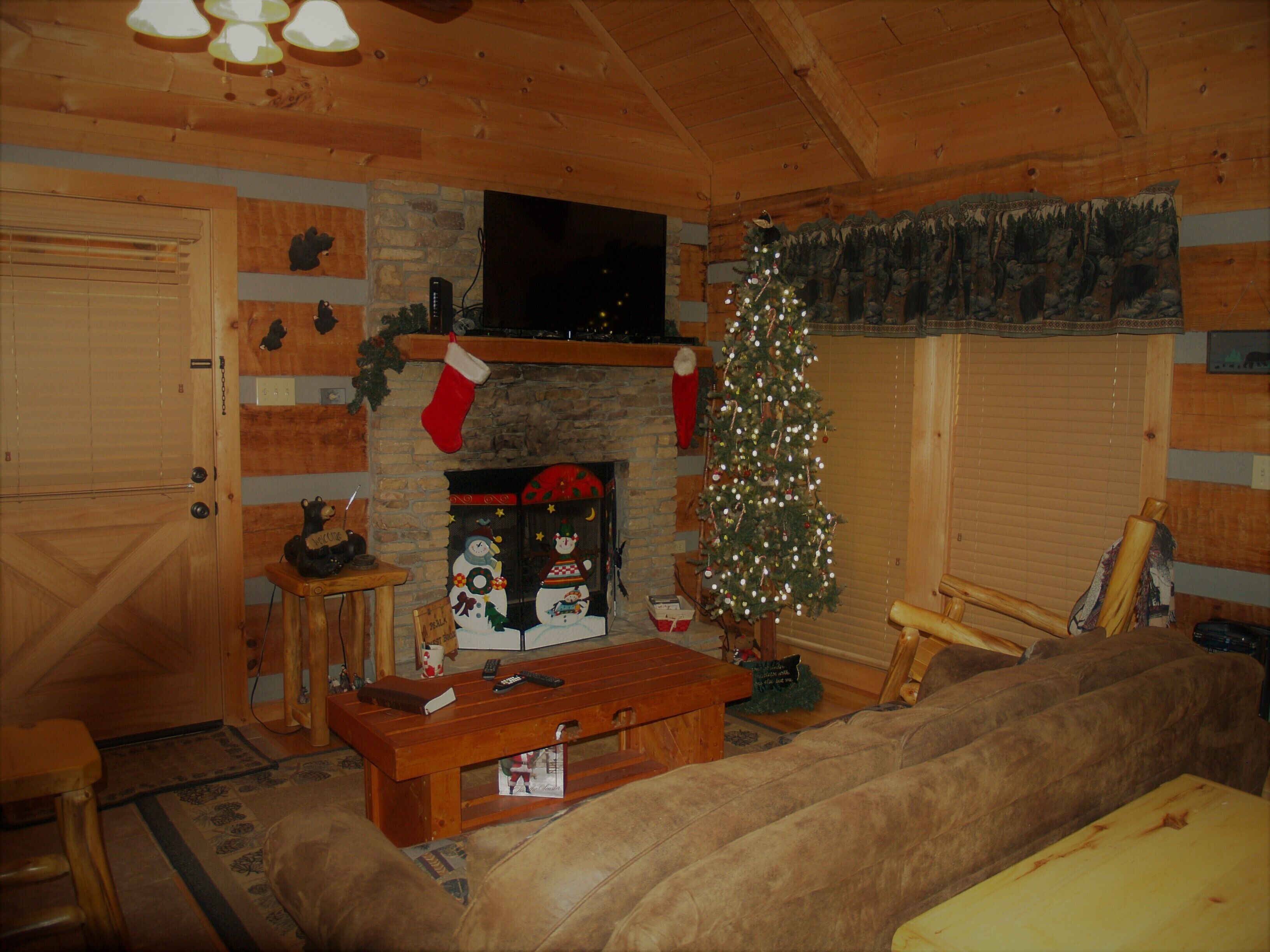 Psalm 91:11 4 mI Pkwy-Pigfor~Jacuz-hot tub-wifi-gas-fireplace, charcoal grill. 