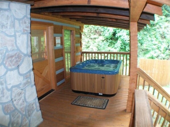Outdoor spa tub