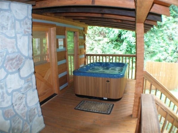 Outdoor spa tub