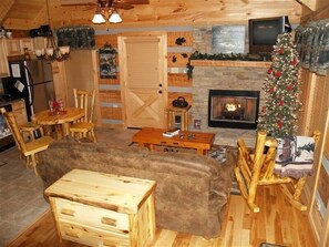 TV, fireplace, DVD player, books - Psalm91:11 4-miI Pkwy-Pigfor~Jacz-hotub-wifi-gasfirplce,Gas Grill-NO EXTRA FEES (Pigeon Forge)