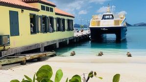 Un ferry atracado junto a un edificio amarillo.