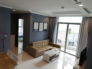 디럭스 아파트, 침실 2개, 수영장 전망 | 거실 공간 | 스마트 TV, 벽난로