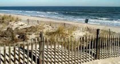 3 BR Dog-Friendly located on the ground floor and just steps to the beach