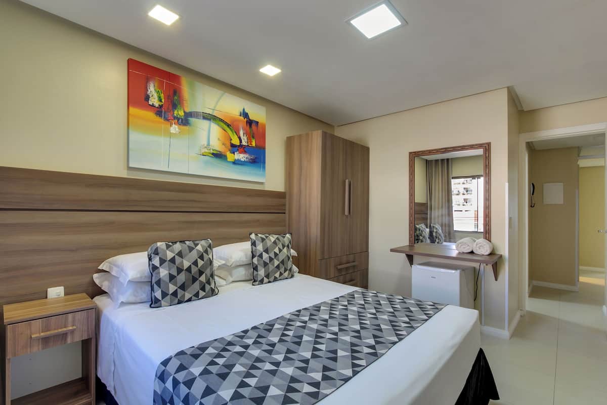 Appartamento, 2 camere da letto, vista mare | Tende oscuranti, ferro/asse da stiro, Wi-Fi gratuito, lenzuola